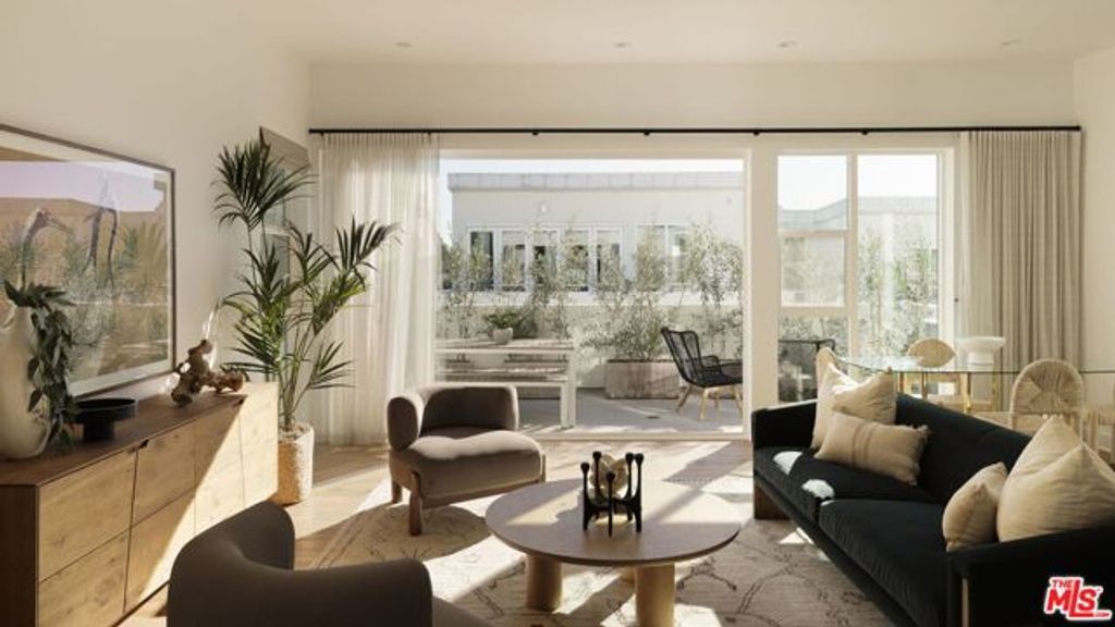 857 Hyperion Avenue, Los Angeles, CA 90029