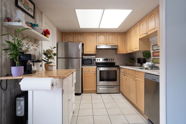 1912 Finchley Court, Schaumburg, IL 60194