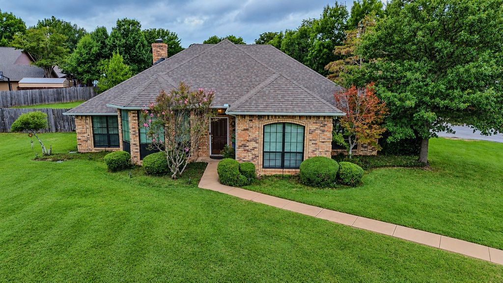 104 Lakeridge Court, Weatherford, TX 76087 — exterior