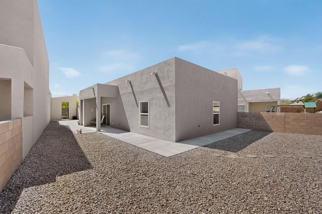 1654 Tierra Verde Loop NW, Los Lunas, NM 87031