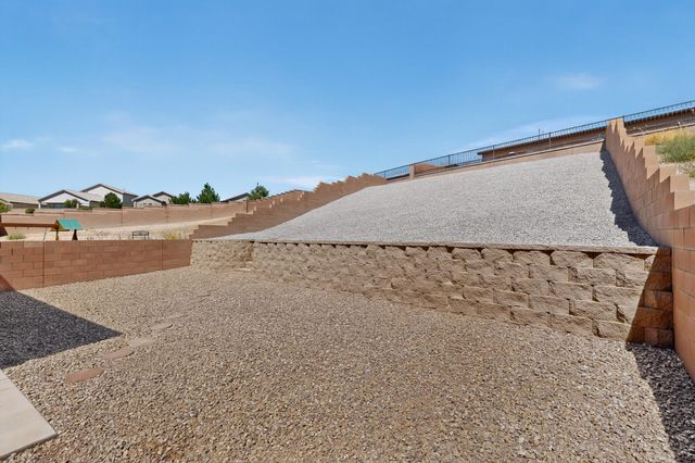 1654 Tierra Verde Loop NW, Los Lunas, NM 87031