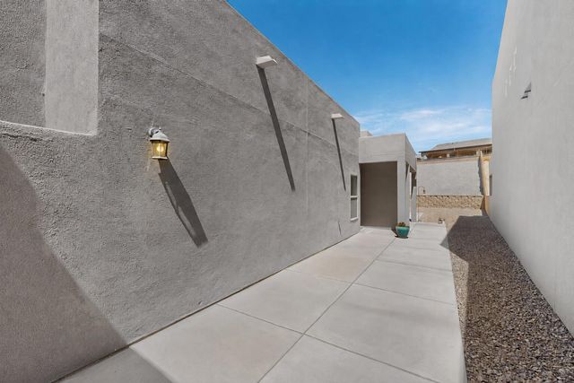 1654 Tierra Verde Loop NW, Los Lunas, NM 87031