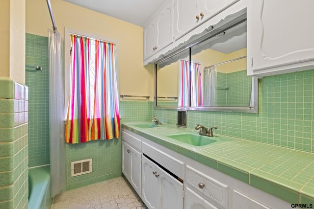 1206 Pine Road, Omaha, NE 68144