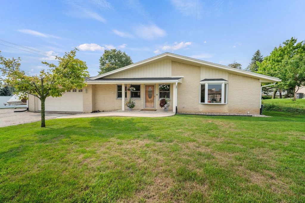 12405 W Euclid AVENUE, New Berlin, WI 53151