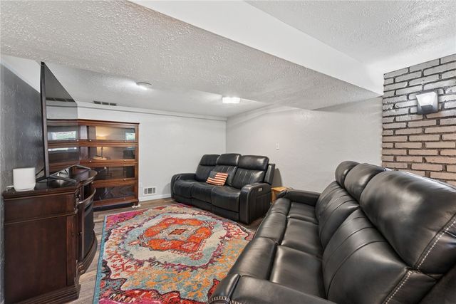 1678 Diane Merle Dr, North Huntingdon, PA 15642