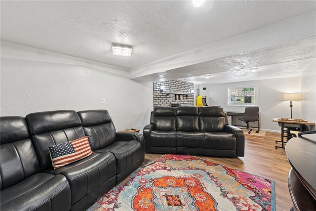 1678 Diane Merle Dr, North Huntingdon, PA 15642