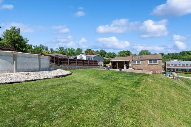 1678 Diane Merle Dr, North Huntingdon, PA 15642