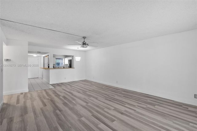 8513 Old Country Mnr 415, Davie, FL 33328