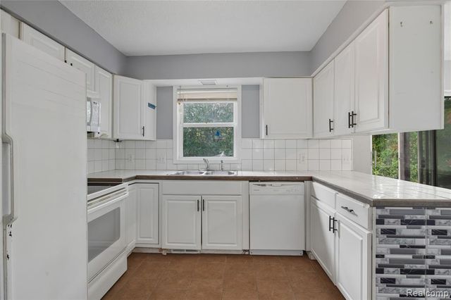 13157 Lake Point Blvd, Van Buren, MI 48111