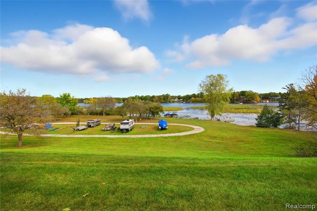 13157 Lake Point Blvd, Van Buren, MI 48111