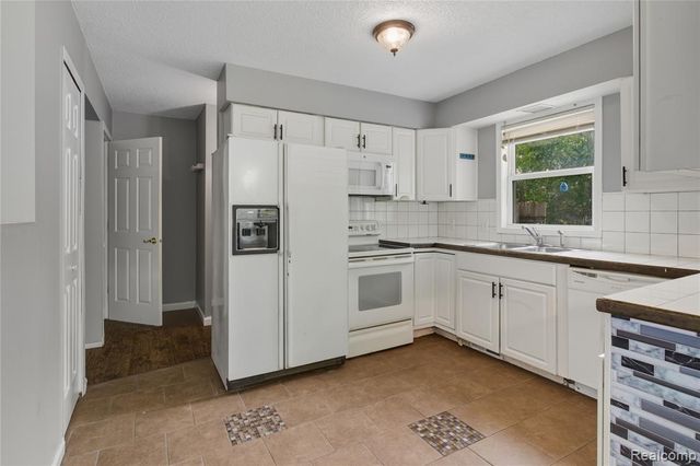 13157 Lake Point Blvd, Van Buren, MI 48111