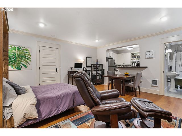 2076 Nw JOHNSON St 102, Portland, OR 97209