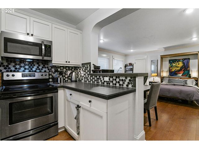 2076 Nw JOHNSON St 102, Portland, OR 97209