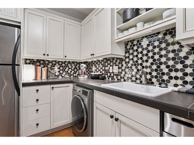 2076 Nw JOHNSON St 102, Portland, OR 97209