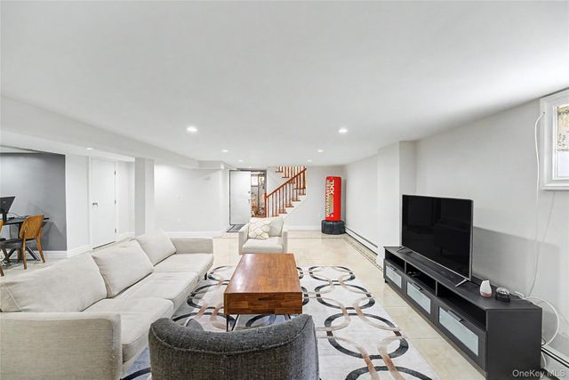 31 Edgemere Drive, Searingtown, NY 11507