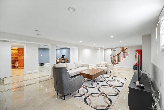 31 Edgemere Drive, Searingtown, NY 11507