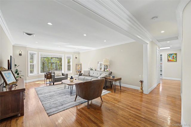 31 Edgemere Drive, Searingtown, NY 11507