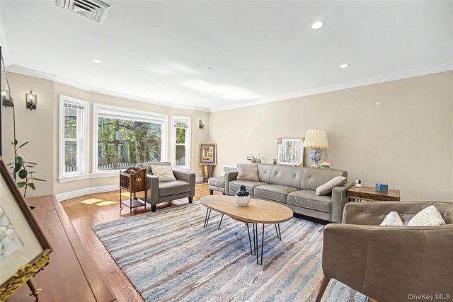 31 Edgemere Drive, Searingtown, NY 11507