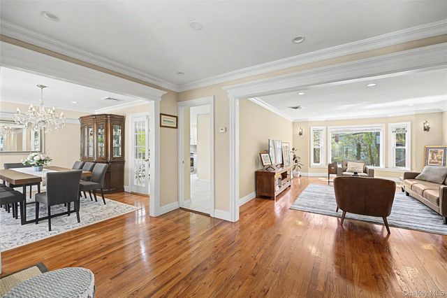 31 Edgemere Drive, Searingtown, NY 11507