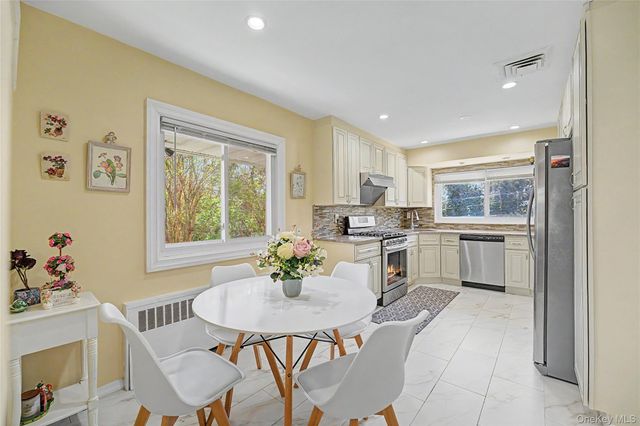 31 Edgemere Drive, Searingtown, NY 11507