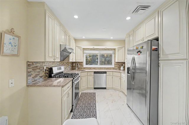31 Edgemere Drive, Searingtown, NY 11507