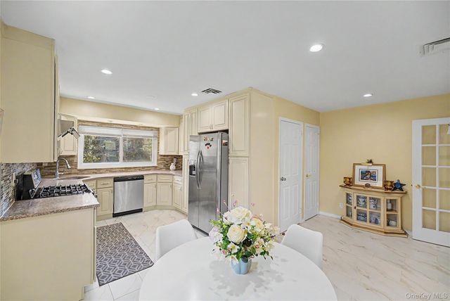 31 Edgemere Drive, Searingtown, NY 11507
