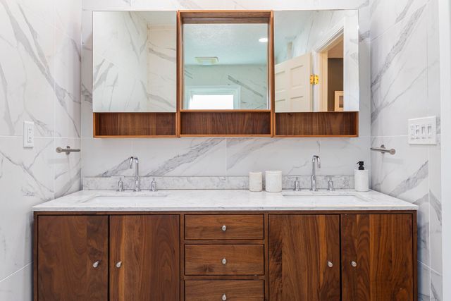 7504 Vista del Arroyo Avenue NE, Albuquerque, NM 87109