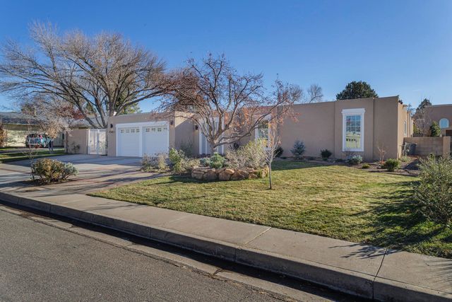 7504 Vista del Arroyo Avenue NE, Albuquerque, NM 87109