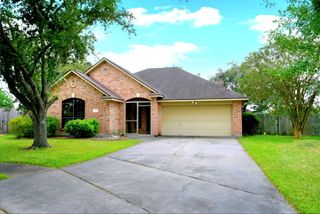 60 Joshua Court, Lake Jackson, TX 77566