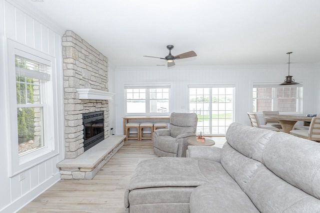 7433 N Tichigan ROAD, Waterford, WI 53185