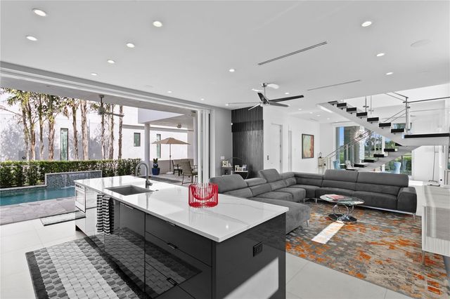 110 PALMERA BOULEVARD NE, St Petersburg, FL 33704