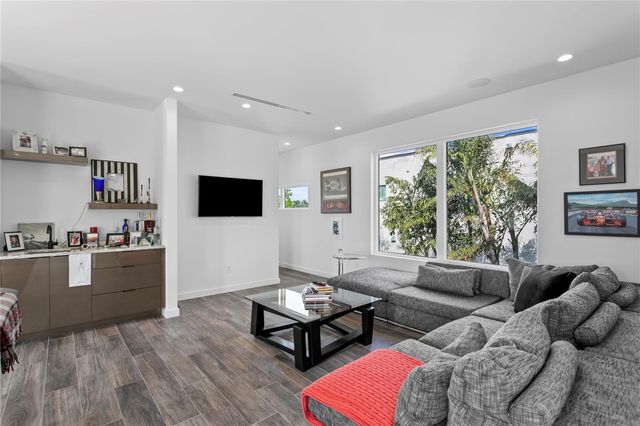 110 PALMERA BOULEVARD NE, St Petersburg, FL 33704