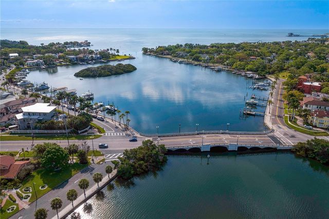 110 PALMERA BOULEVARD NE, St Petersburg, FL 33704