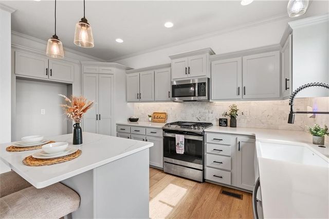 2301 S Eagle Court, Independence, MO 64057