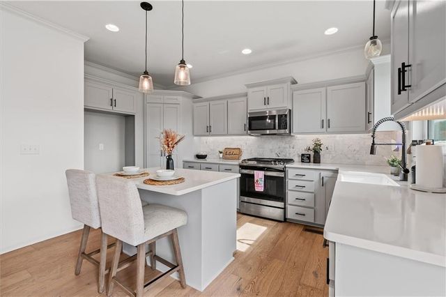 2301 S Eagle Court, Independence, MO 64057