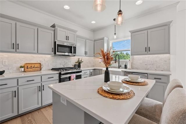 2301 S Eagle Court, Independence, MO 64057