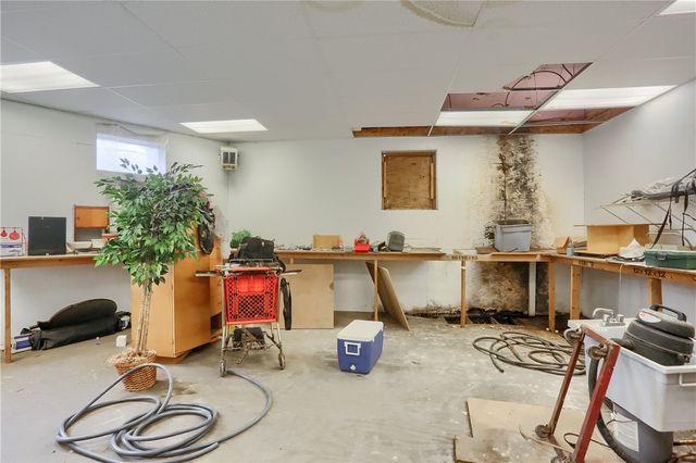 97 Helen St, Mckees Rocks, PA 15136