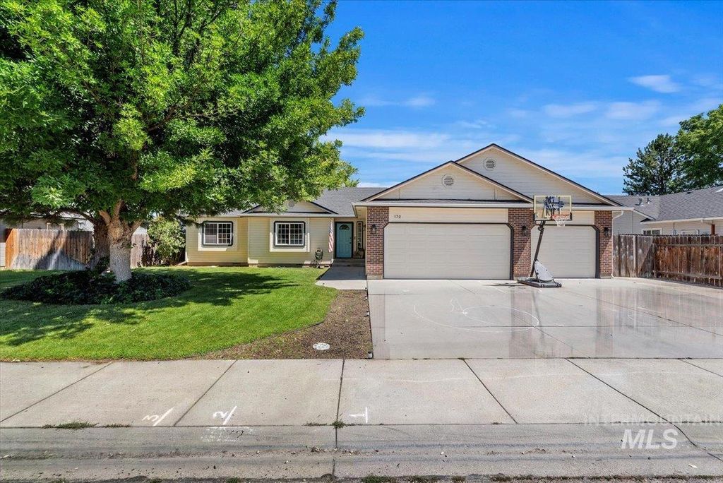 172 W Spicewood Dr, Meridian, ID 83646