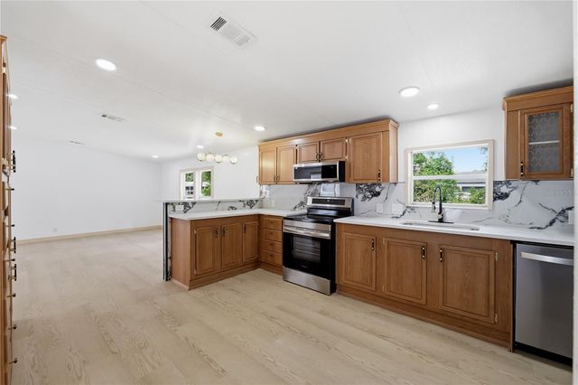 8726 N MEADOWVIEW CIR, Tampa, FL 33625