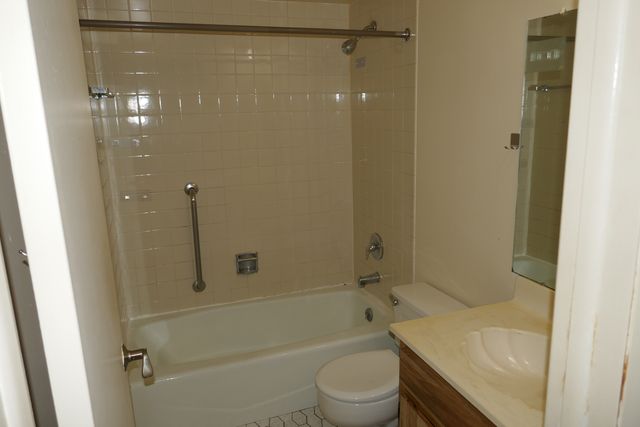 603 S River Road 2M, Des Plaines, IL 60016