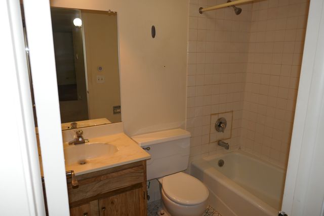 603 S River Road 2M, Des Plaines, IL 60016