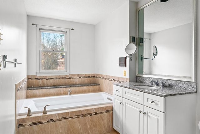 7 Castle Hill Rd G, Agawam, MA 01001