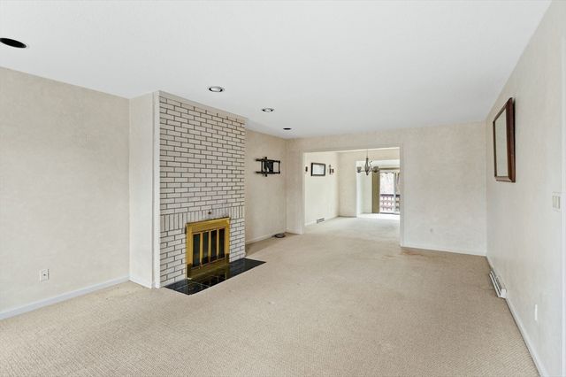 7 Castle Hill Rd G, Agawam, MA 01001