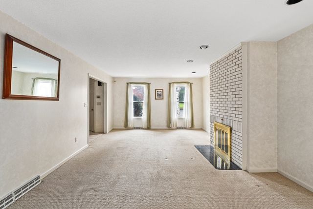 7 Castle Hill Rd G, Agawam, MA 01001