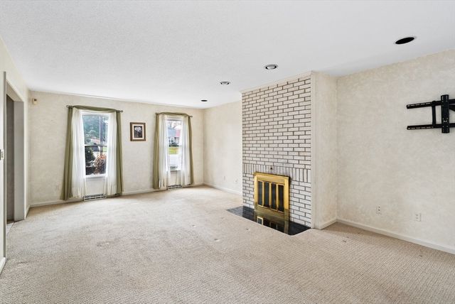 7 Castle Hill Rd G, Agawam, MA 01001