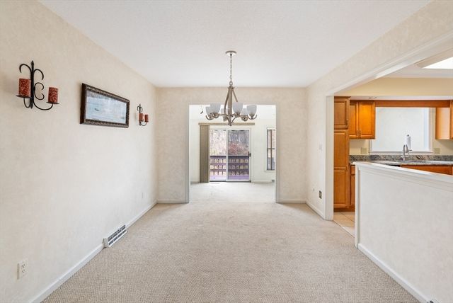 7 Castle Hill Rd G, Agawam, MA 01001