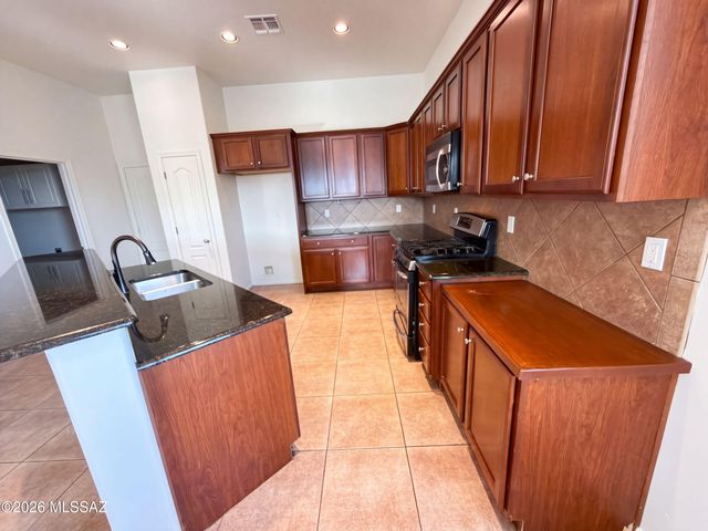 7030 W Fallen Sun Court, Tucson, AZ 85743