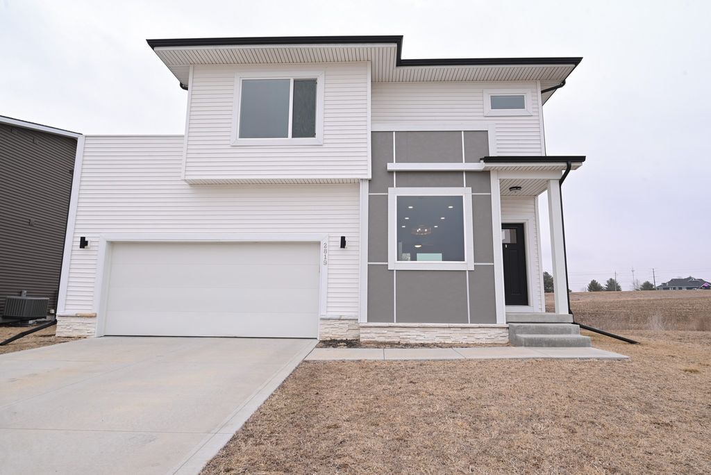 2819 Kestrel Street, Norwalk, IA 50211