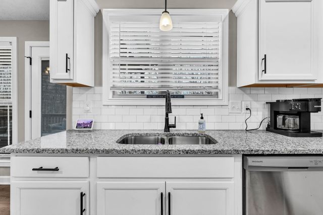 416 Glenstone Springs Dr, Clarksville, TN 37043