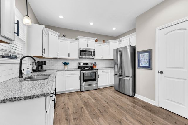 416 Glenstone Springs Dr, Clarksville, TN 37043